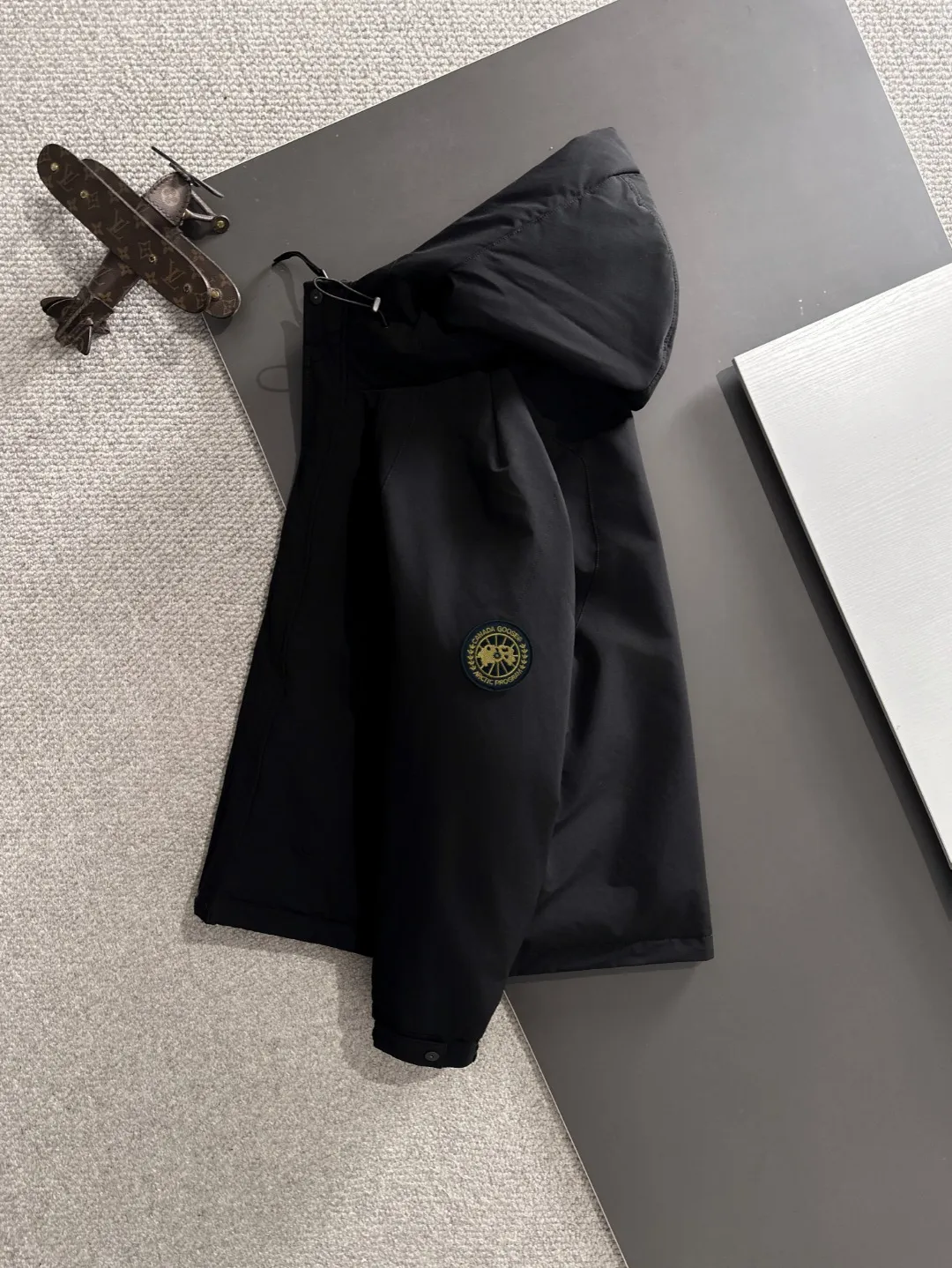 Two-day delivery time P960 Big Goose 🔥🔥 High-end customization 2025 winter official website's latest popular down jacket. Original custom-made hardware accessories for customers, all imported and original customization. Welcome to compare at the counter. Absolutely high quality. Use top-grade 90 white goose down. Super soft. Filled with fluffy and full feathers. Super heavy work. Fabric workmanship is excellent. The version is super perfect. Note⚠The fabric is super comfortable. Exclusive model. High-end quality. A must-have warm and protective artifact in winter. Size: M-3XL